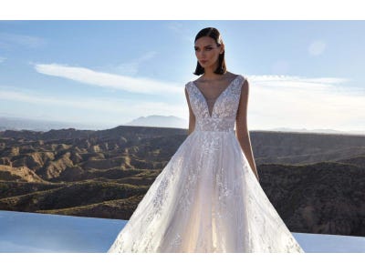 Mujer vestida de novia en la naturaleza