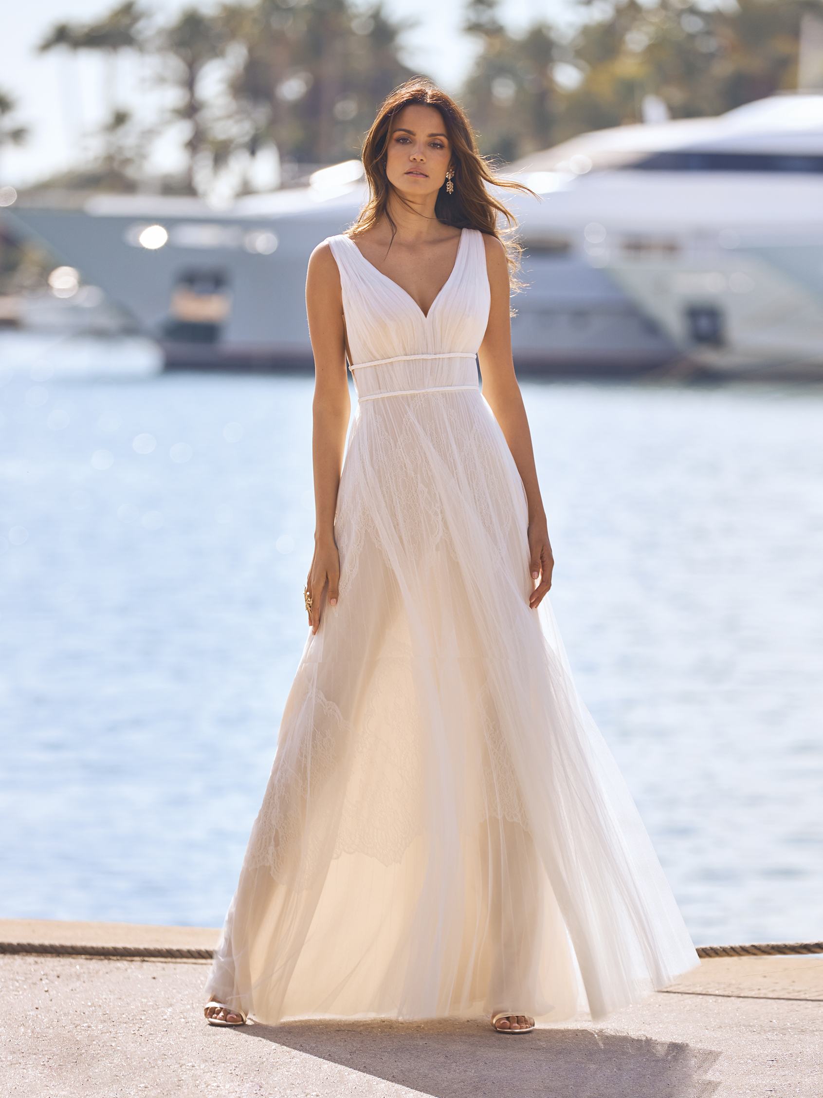 The Best Beach Wedding Dresses  Kısa gelinlik, Düğün modası, Gelinlik
