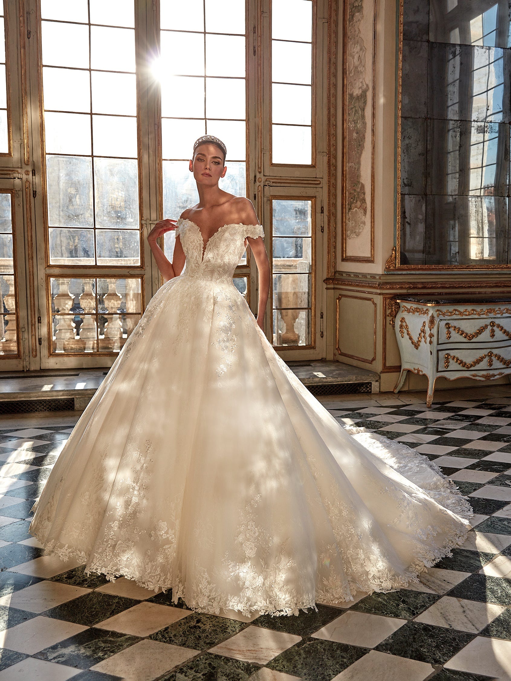 CELESTITE | Princess-cut wedding dress with V-neck | Pronovias Privée