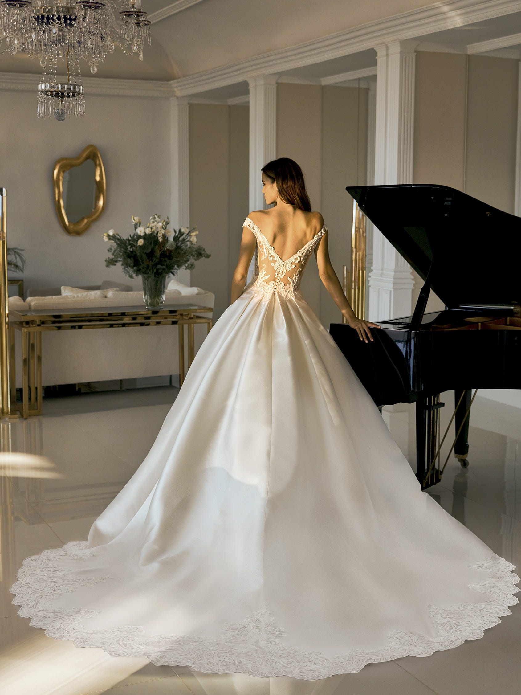 CHARLESTON Robe de mari e princesse avec d collet en V Pronovias