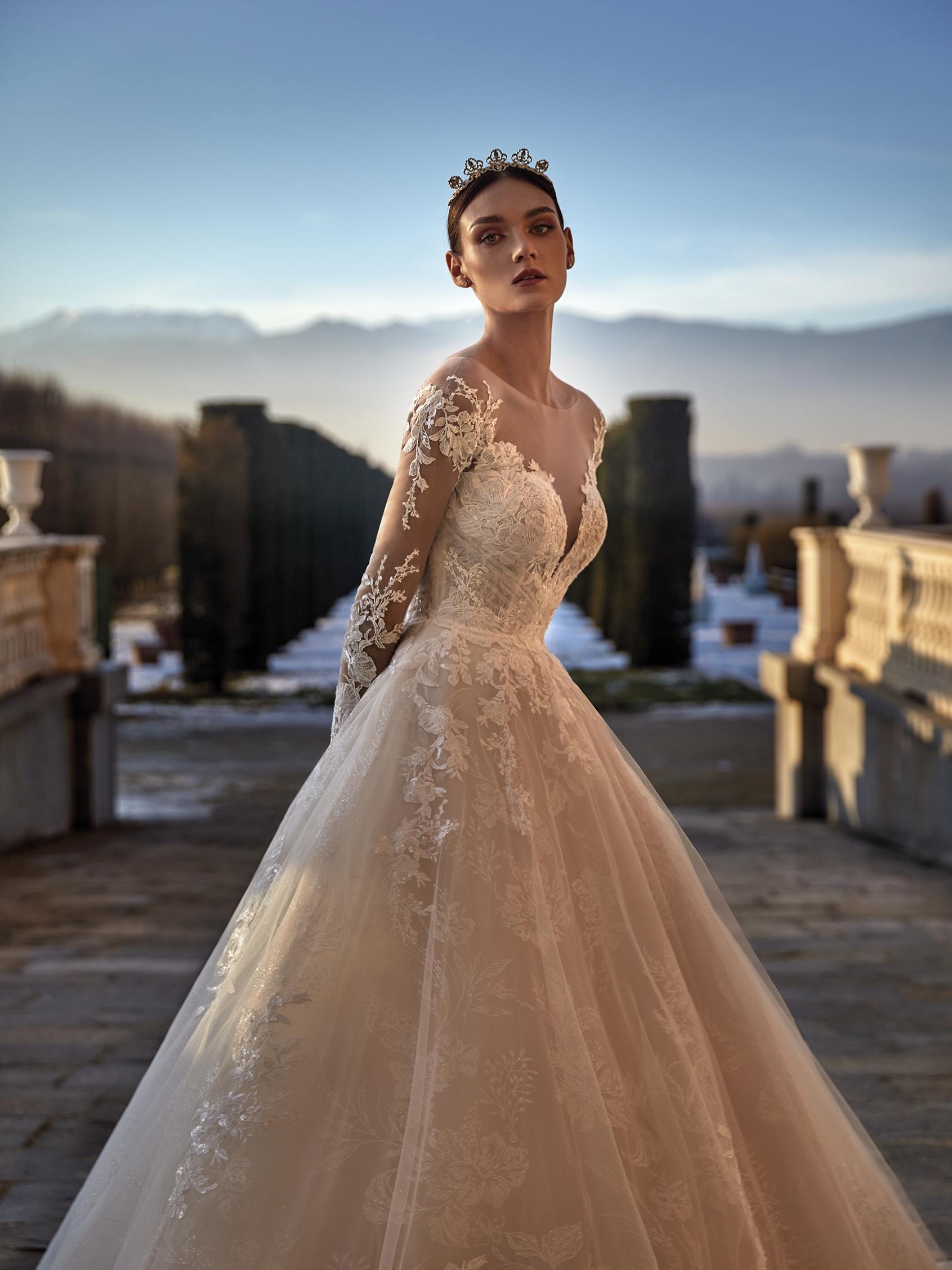 MARIONA | A-line wedding dress, sweetheart neckline | Pronovias Privée