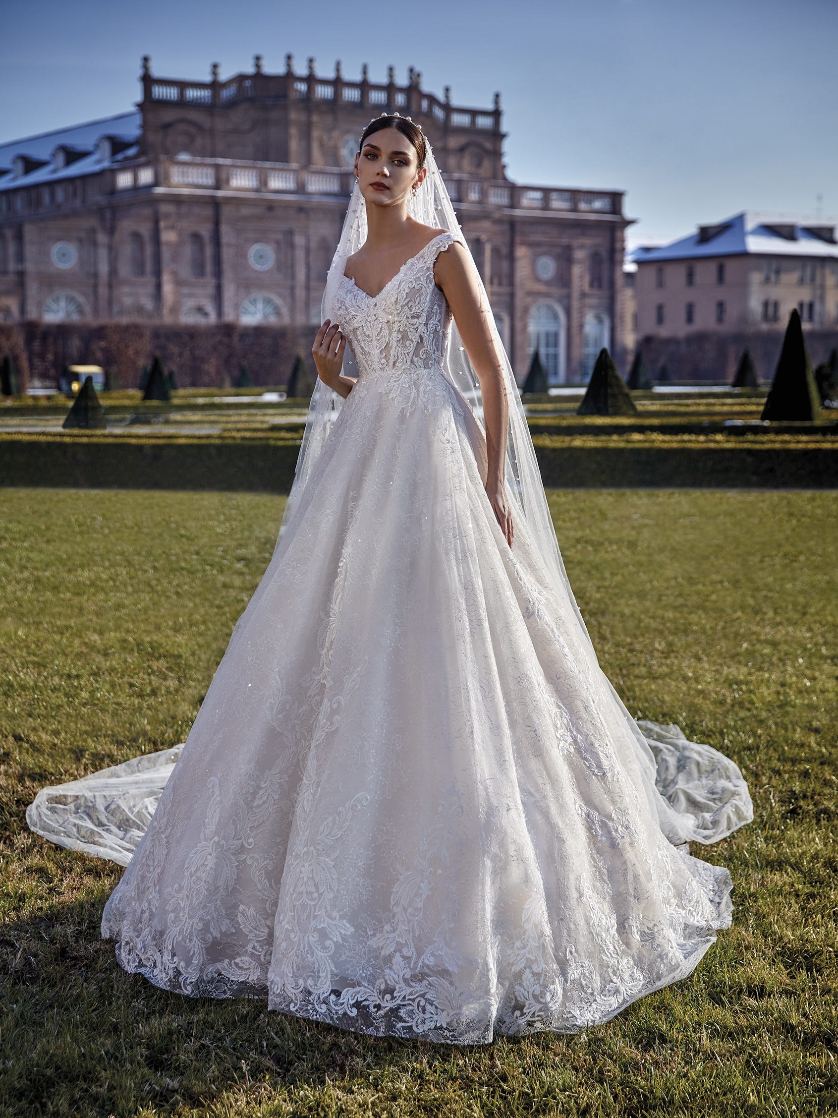 OLIANA | A-line wedding dress with V-neck | Pronovias Privée
