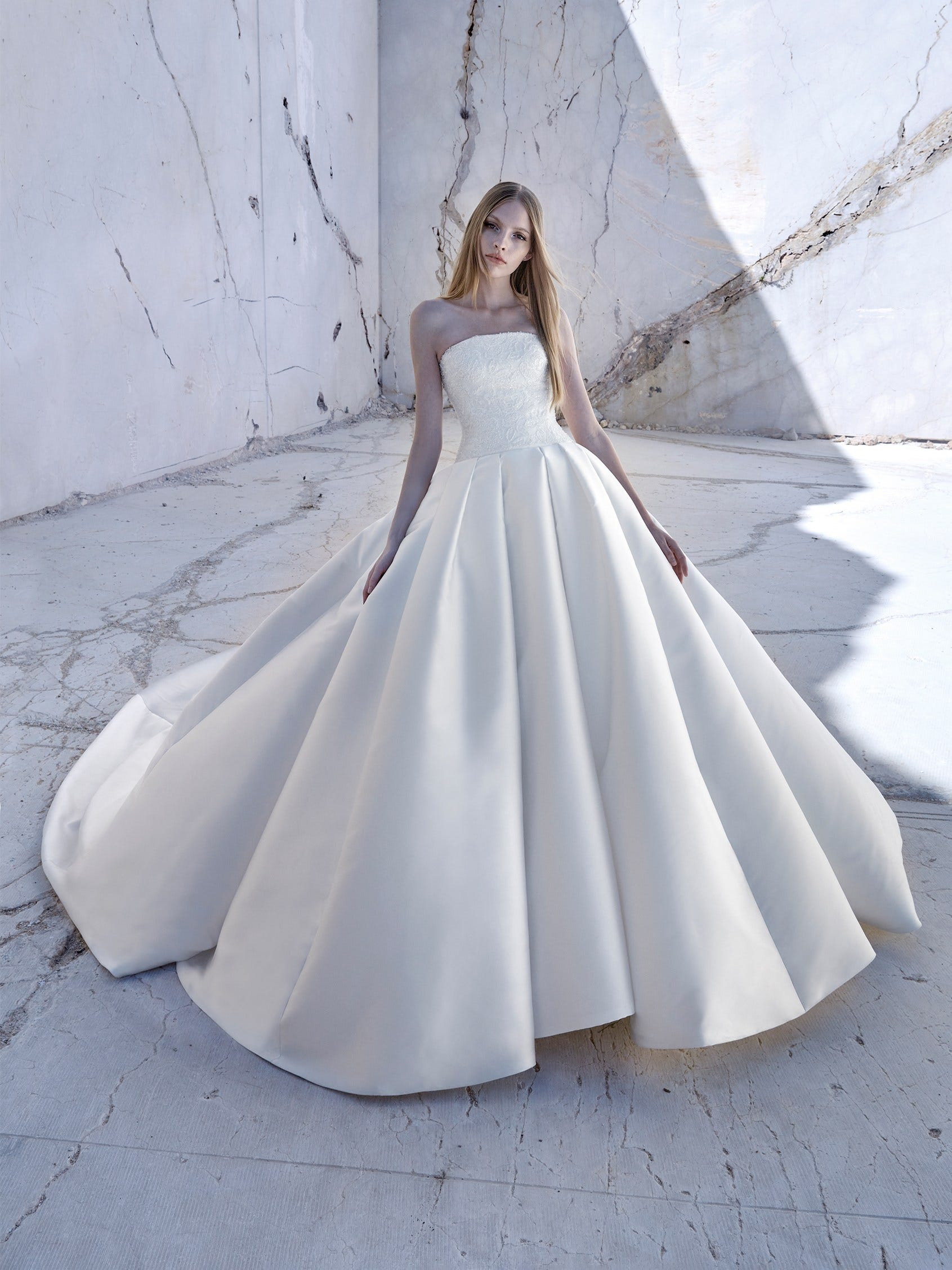 Atelier Pronovias 2424 - Vestido de Novia Fioris: Elegancia Contemporánea en Silueta de Princesa - Detalles Vanguardistas y Versatilidad
