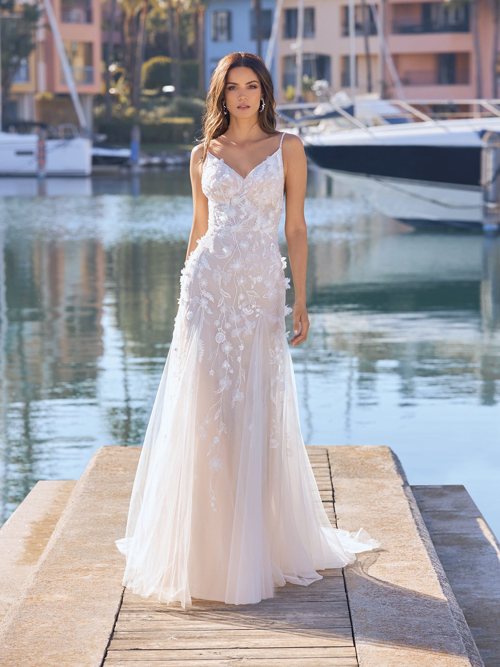 RHAPSODY | Mermaid wedding dress with V-neck | Pronovias