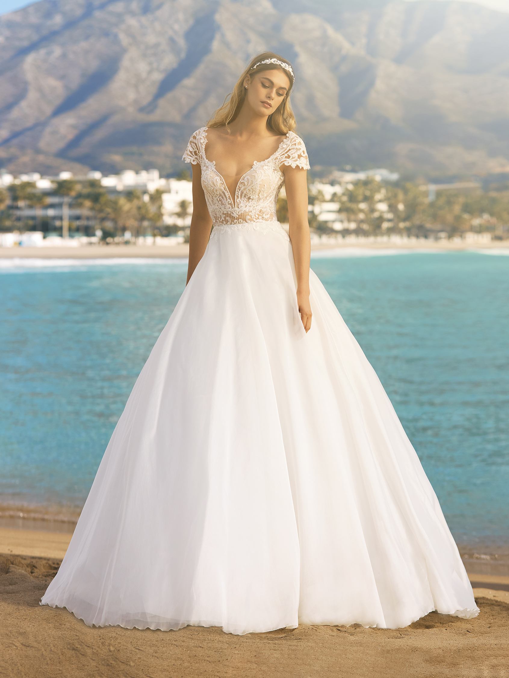 Vestidos de novia para playa: Vaporosidad y frescura | Pronovias