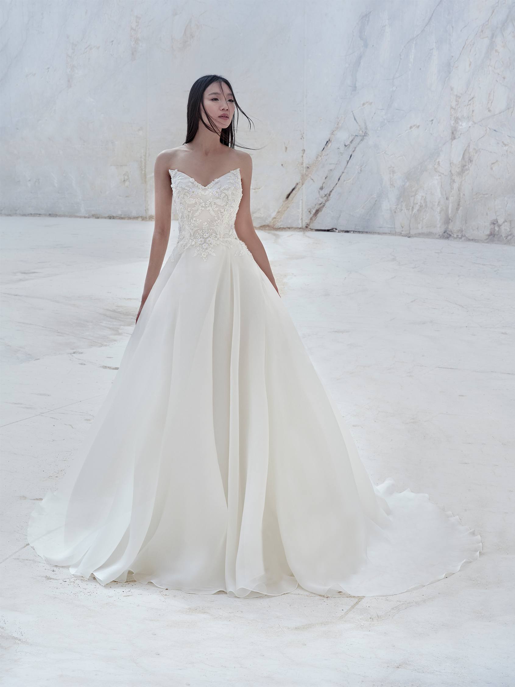 A Backless Pronovias Dress for an Autumn Wedding with a Persian