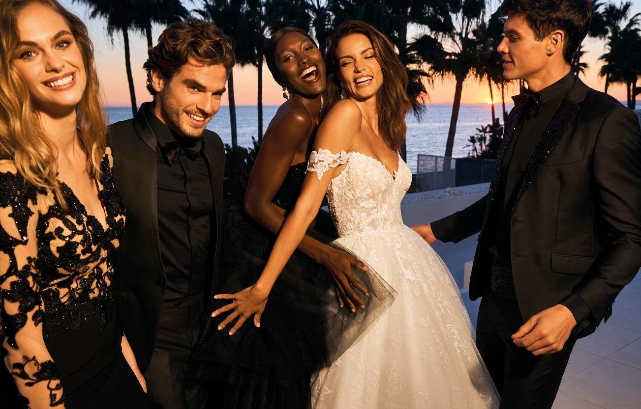 Convidados divertem-se e demonstram o look para casamento na praia