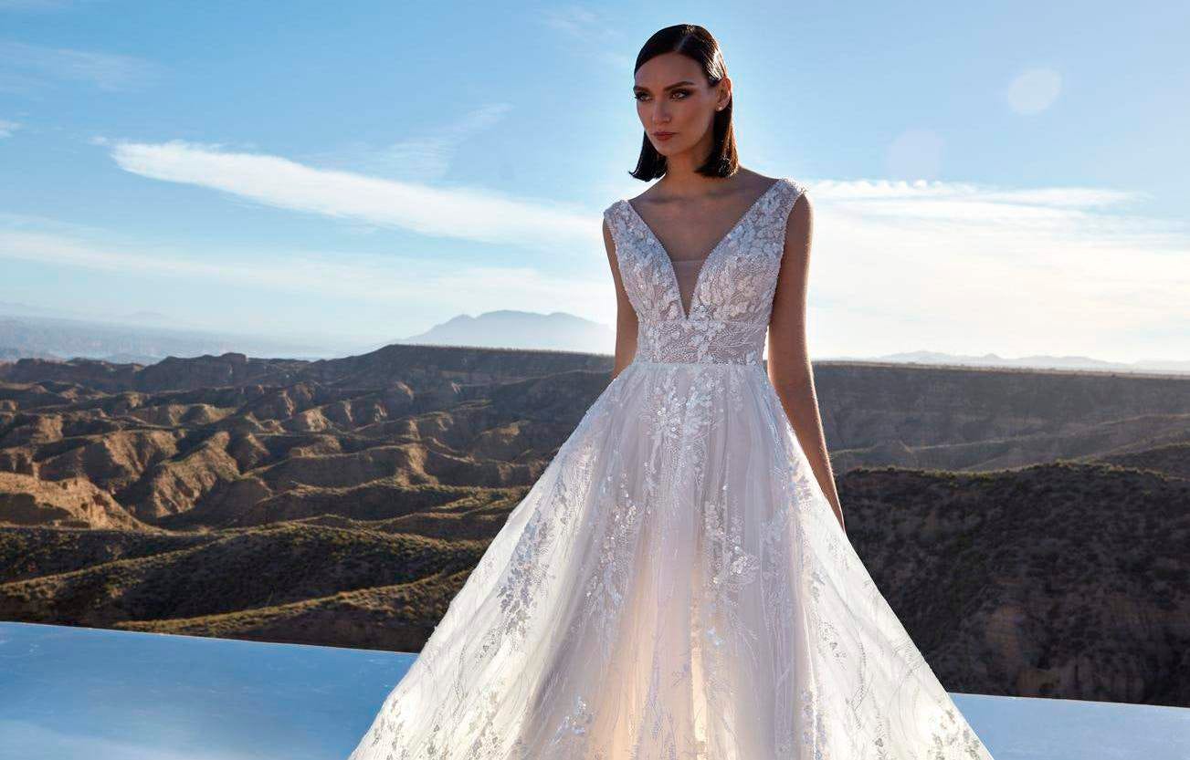 Mujer vestida de novia en la naturaleza