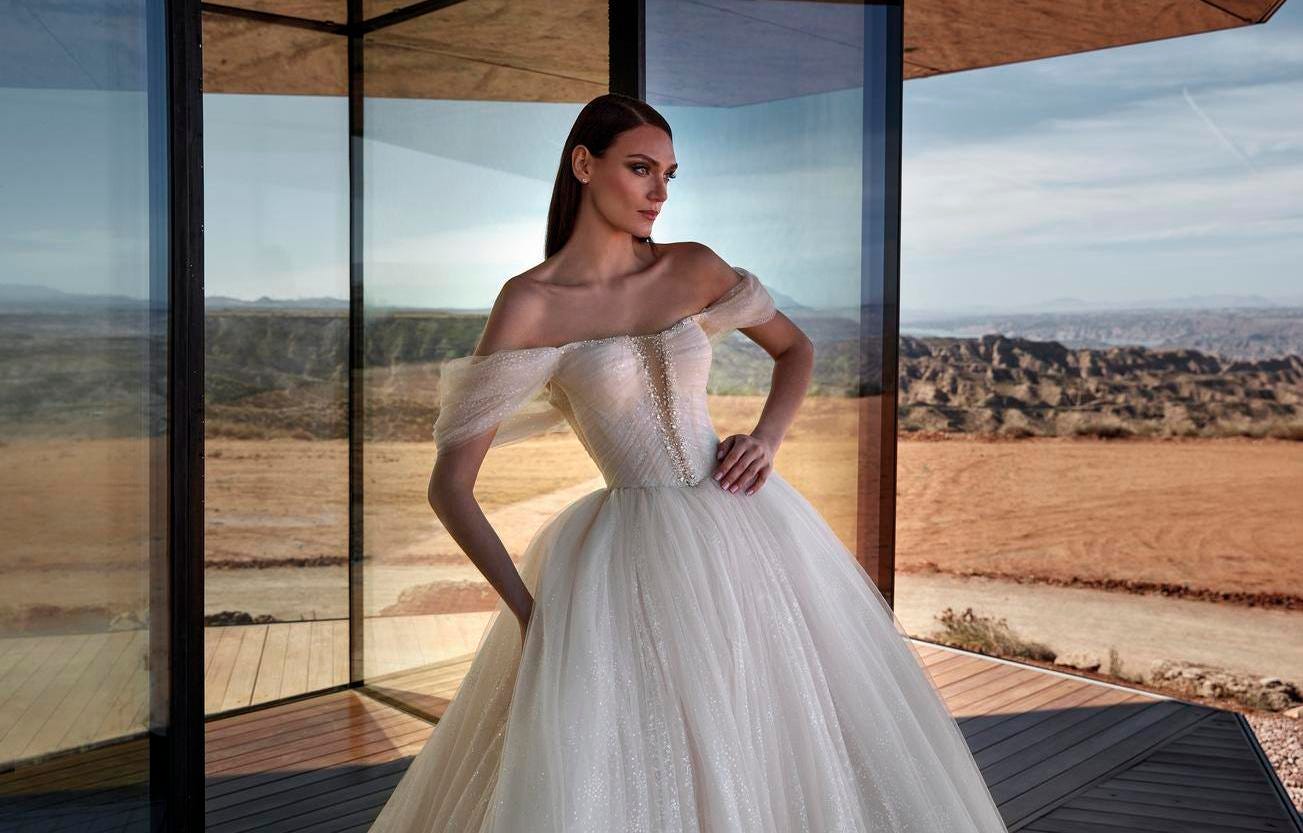 Modella che indossa un aito da sposa vintage con corpetto e gonna di tulle ampia e voluminosa.