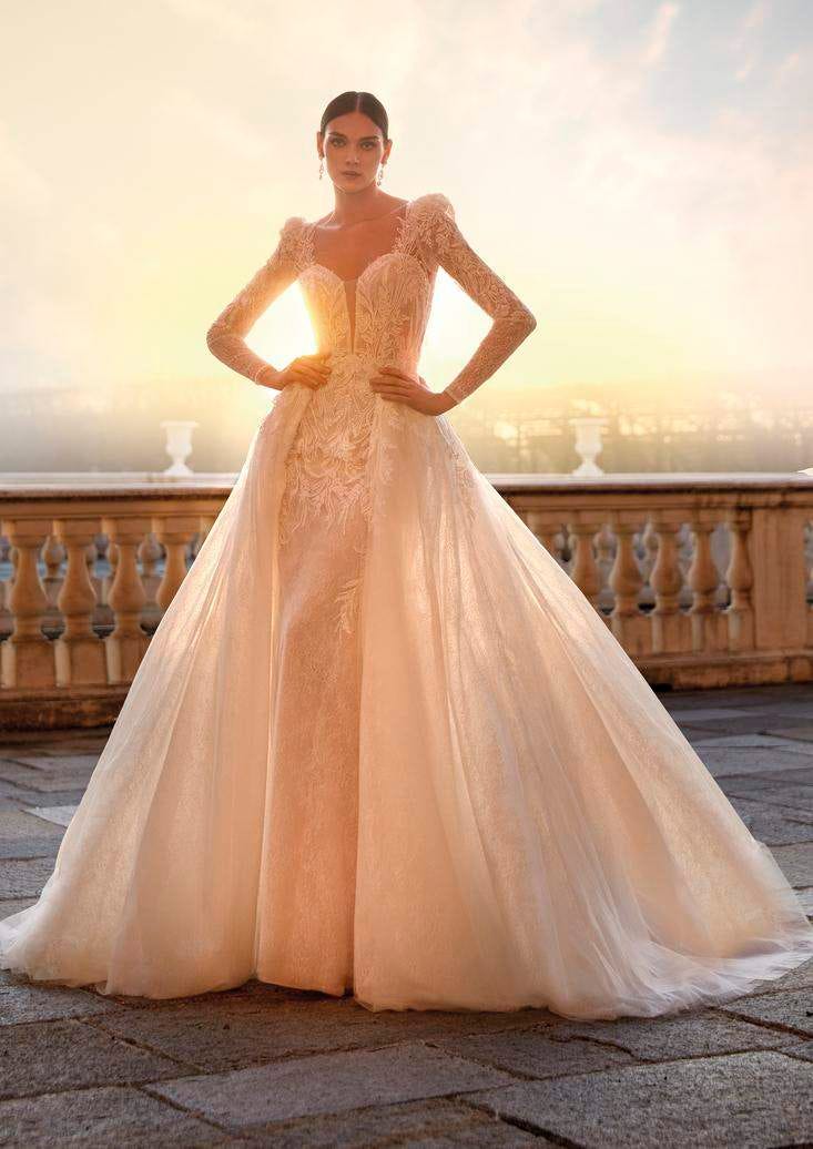 " Une mariée évoluant dans une somptueuse robe de mariée 2 en 1 avec traîne, mettant en valeur un décolleté en forme de cœur
