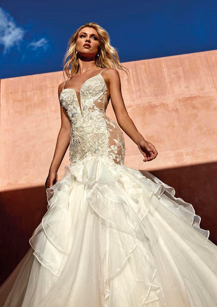 Mujer vestida de novia con un vestido con transparencias, encaje y tul, con un contraste de texturas, tendencia de 2024