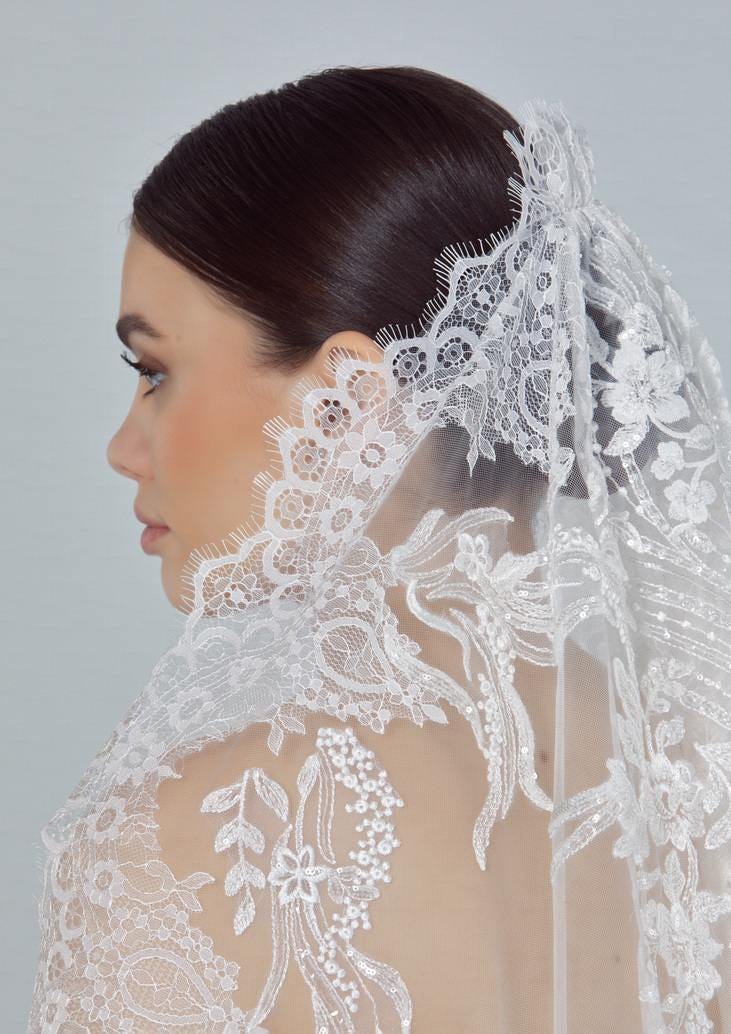 Élégant voile de mariée composé de dentelle, idéal pour ajouter une touche de sophistication et flouter la silhouette