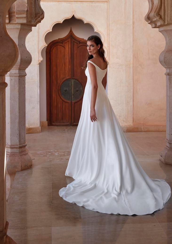 Sheath silhouette wedding outlet dress