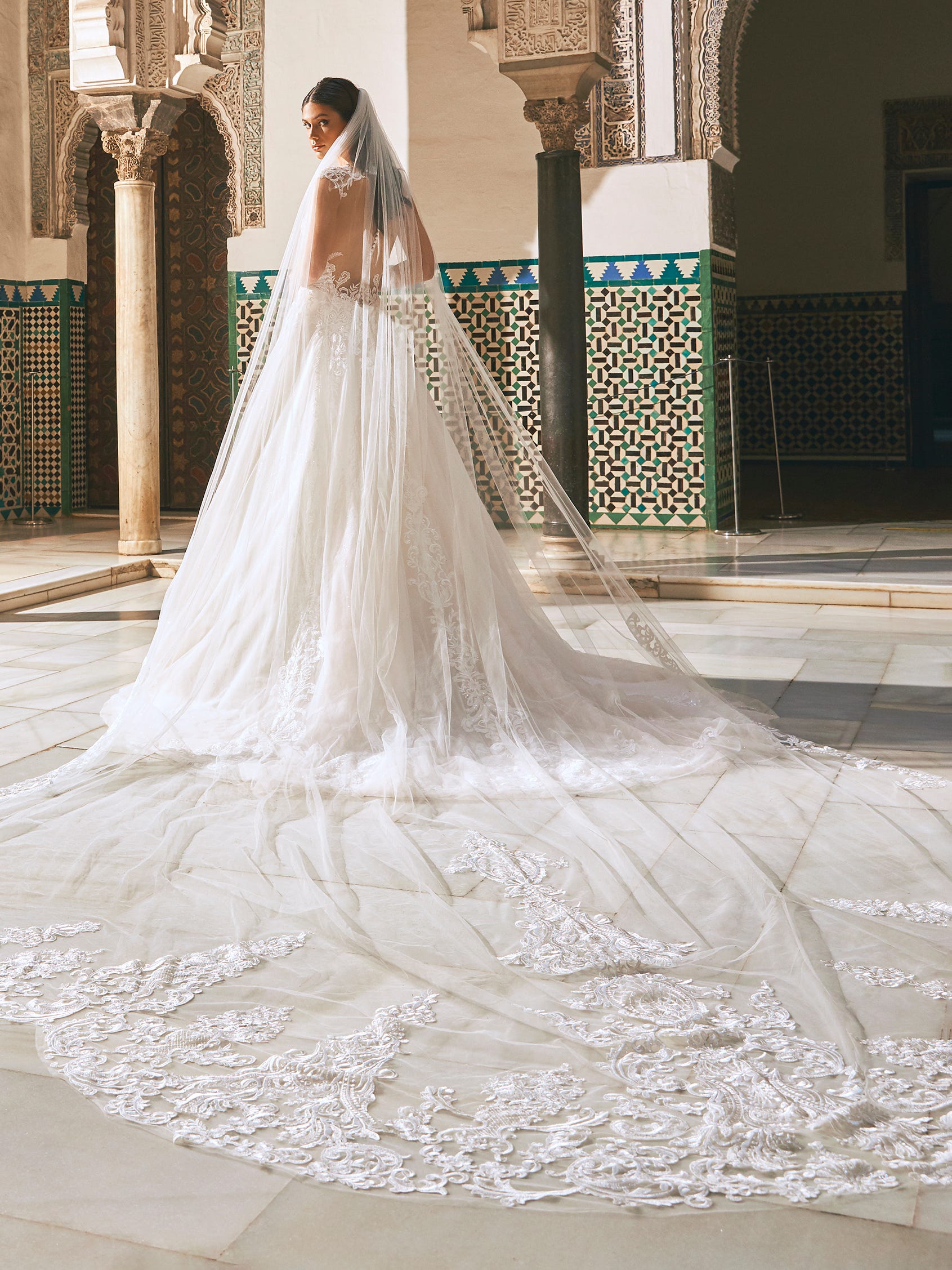 Which wedding veil for which wedding dress? Take a look at this quick guide  from Pronovias and dress your head in style on your dream day | PRONOVIAS